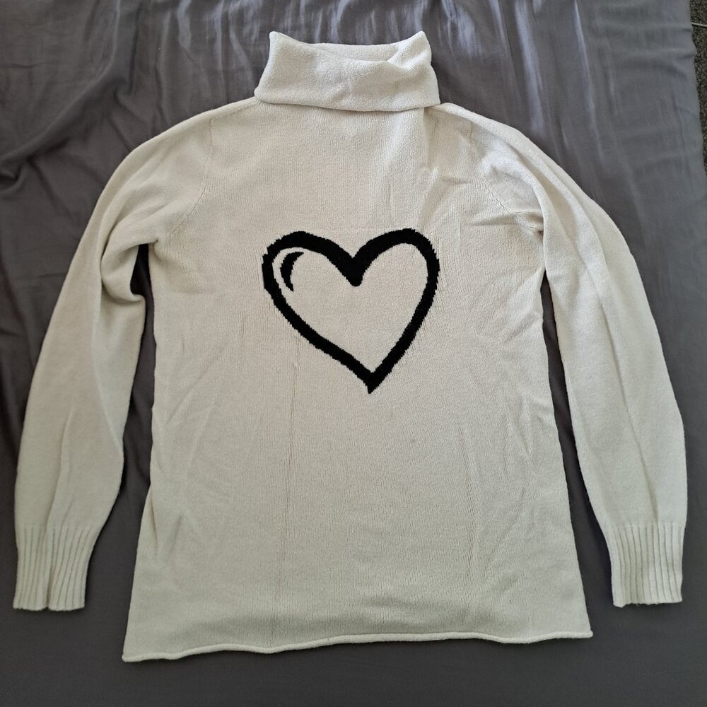turtle neck cream swather with heart print size M-L